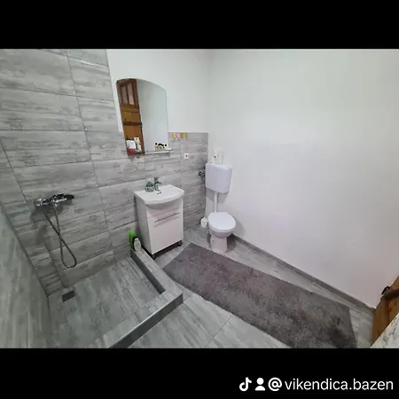 Vikendica Sa Bazenom I Jakuzzi بيت للعطل *